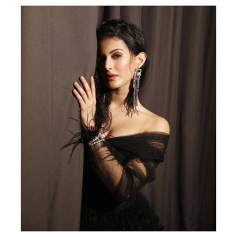 Amyra Dastur Stuns In Yellow Backless Dress See The Diva S Smoking Hot