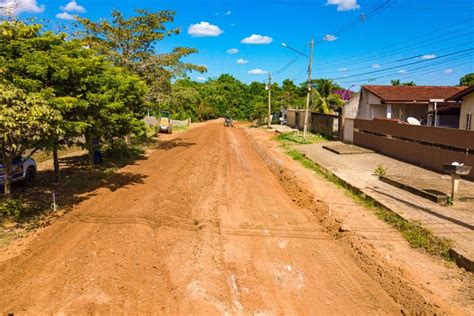 Asfalta Jaru Prefeitura realiza serviço de terraplanagem na Rua Mamoré