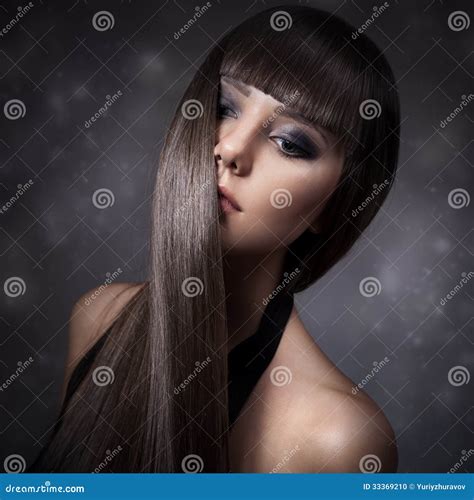 Retrato De Una Mujer Morena Hermosa Con El Pelo Recto Largo Foto De