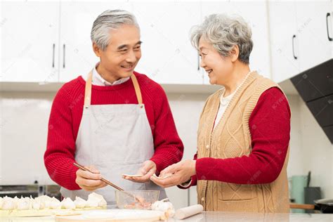 除夕爷爷奶奶包饺子说说笑笑摄影图配图高清摄影大图 千库网