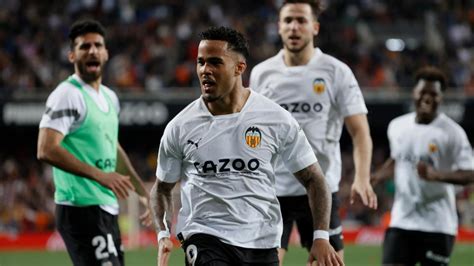 Liga Justin Kluivert Mantiene Con Vida Al Valencia