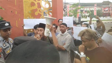 Mahasiswa Demo Pemkab Sumenep Tuntut Penjualan Miras Ditindak