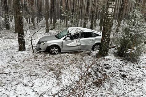 Latka Wypad A Z Drogi I Wjecha A W Drzewo Kobieta Trafi A Do