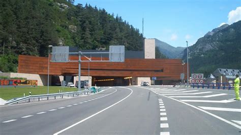 El desfallecimiento de un conductor provoca el corte del túnel de Somport