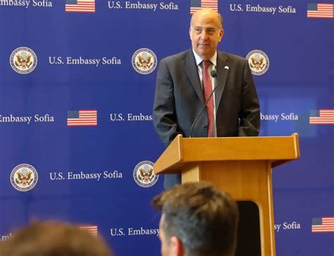 Кенет Мертен: Фалшива информация е, че ще се пращат български войници в ... 