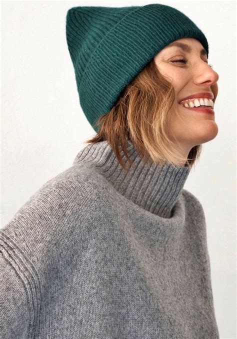 13 Cute Beanie Hairstyles To Wear All Winter