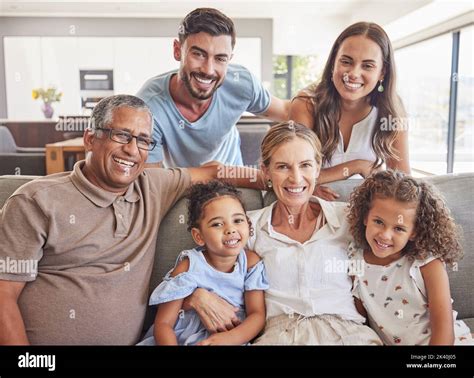 Glückliche große Familie Lächeln und Sofa Porträt im Wohnzimmer zu