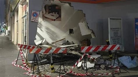 Milano Auto Sfonda Un Muro E Finisce Dentro Un Negozio Auto It