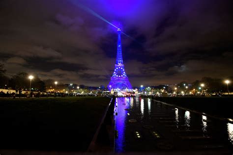 Torre Eiffel Se Ilumina De Azul Para Celebrar La Presidencia Gala De La