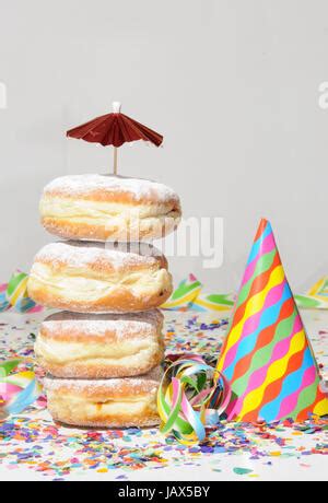 Krapfen Kreppel Fastnacht Karneval Turm Schief Girlande