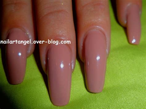 Présentation vernis LR swatch vernis Nude Style manucure élégante