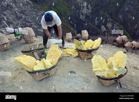 La minera de azufre en el cráter del volcán Kawah Ijen en Java