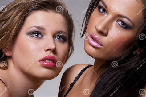 Deux Filles Voluptueuses Photo Stock Image Du Gens Adulte 14406688