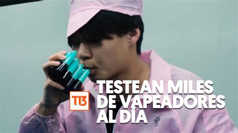 Trabajador de fábrica china testea los vapeadores prueba hasta 10 mil