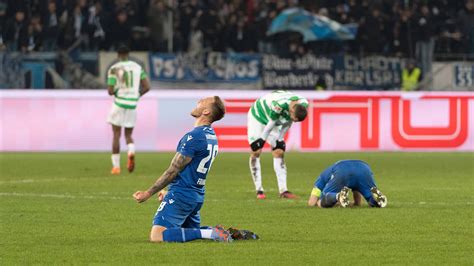 Liga Karlsruher Sc Dreht Spiel Gegen Greuther F Rth In Unterzahl