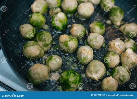 Bruxelas Brotam Na Panela Repolho Frito Na Manteiga Foto De Stock