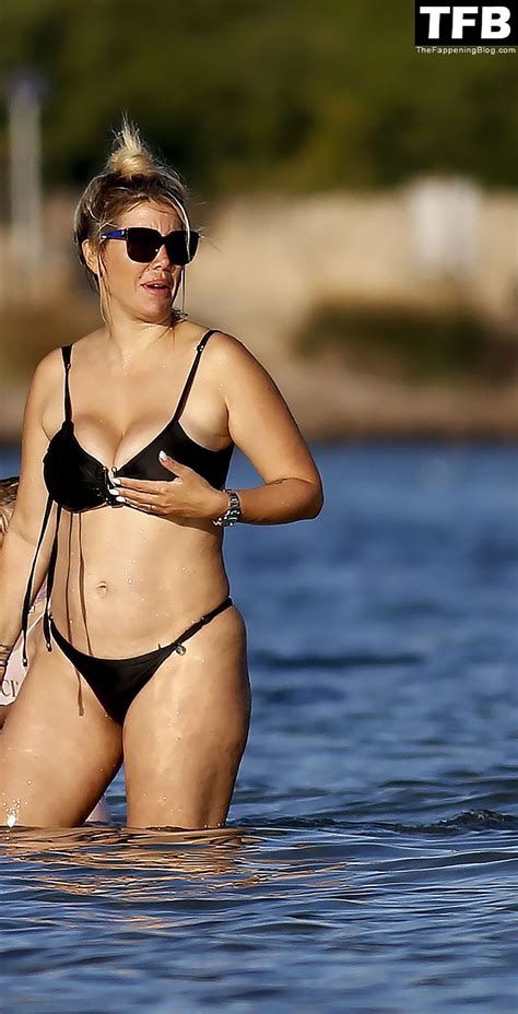 Wanda Nara Flashes Her Nude Boobs On The Beach In Ibiza Photos