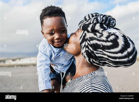 Petit Gar On Et Sa M Re Afrique Banque De Photographies Et Dimages