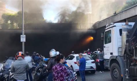 V Deo Espectacular Incendio De Un Taxi En Barcelona