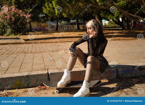 Menina Bonita Heterocromia E Estilo Punk Em Blusa Preta E Saia