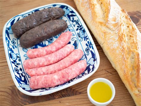 Bocadillo blanco y negro el clásico de longanizas y morcillas valenciano