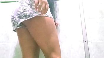 Camara de baño capta coño de mi hermanastra XVIDEOS