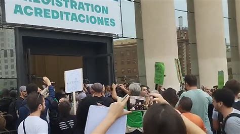 Manifestantes contra la especulación irrumpen en el congreso