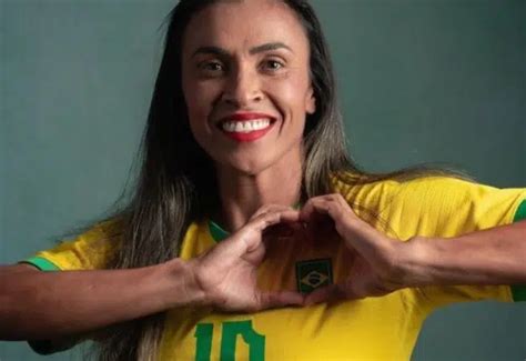 Marta Homenageada Est Tua De Cera Ao Lado De Pel