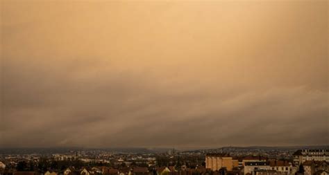 Un Nuage De Sable Du Sahara Arrive En France