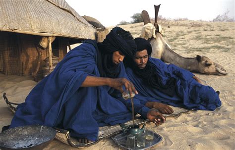 Campement Touareg Dans Le Sahara Mauritanien Sahara Drinking Tea