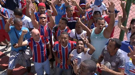 Jogadores do Bahia recebem apoio da torcida em último treino antes de