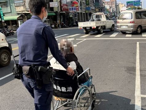 南門警暖心助民 親推輪椅助男子就醫