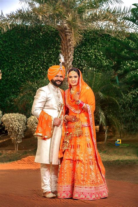 Pin On Punjabi Royal Brides Wedding Couple Poses Indian Wedding