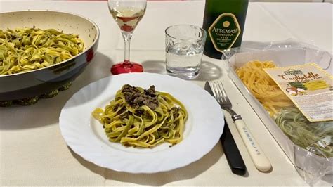 Tagliatelle Paglia E Fieno Fattorie Umbre Con Funghi Youtube