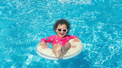 Piscine une maman obligée à couvrir le torse de sa fille de 2 ans