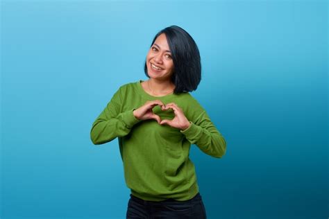 Retrato De Mujer Asiática Sonriente Que Muestra El Gesto Del Corazón