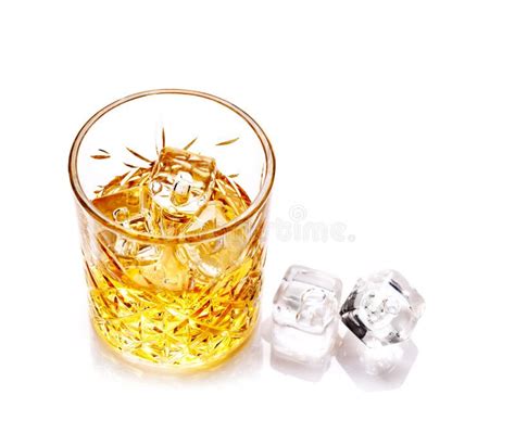 Whisky Con Cubos De Hielo Cristalino Foto De Archivo Imagen De Whisky