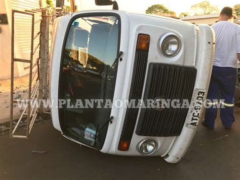 Kombi invade preferencial em cruzamento e causa acidente em Maringá