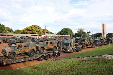 El Ejército Brasileño Continúa El Despliegue De Vehículos Blindados En La Frontera Con Venezuela