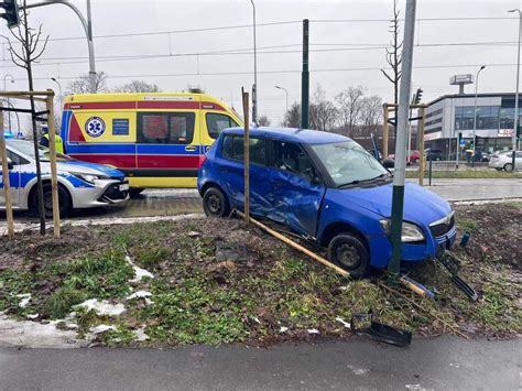 Zderzenie osobówki z tramwajem na ulicy Siewnej w Krakowie ZDJĘCIA