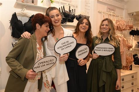 Camila Queiroz reúne as irmãs e amigas em chá de lingerie