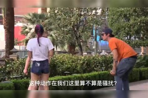 国外恶搞：大街上对美女做出这样动作礼貌吗？妹子们反应都一致大街美女妹子