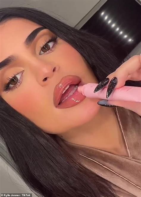 Kylie Jenners Lips Look Bigger Than Ever As She Uses Her Old Trick