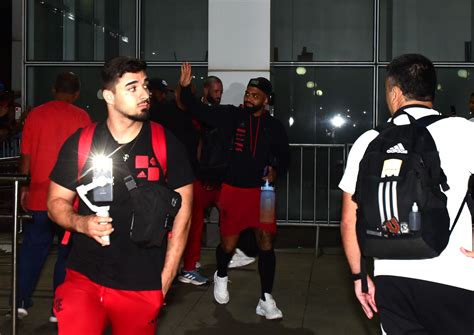 A Gazeta Elenco Do Flamengo Chega Em Vit Ria N O Atende Torcida E