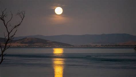 Moon setting over water 3 by terrytassie on DeviantArt