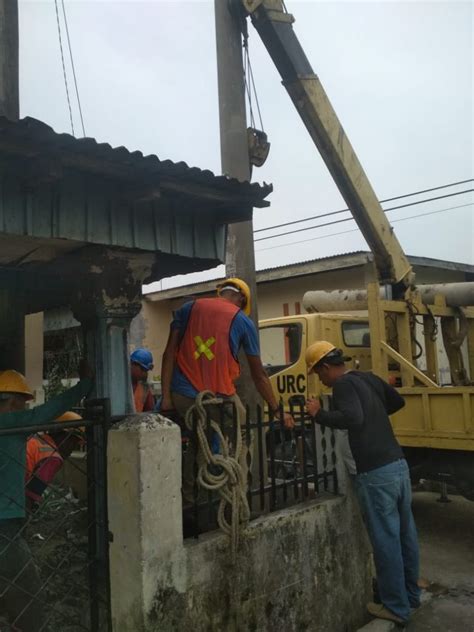 Ulp Pln Gantikan Kayu Tiang Listrik Lapuk Di Helvetia