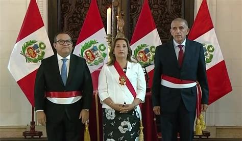 Dina Boluarte toma juramento al nuevo ministro del Interior Víctor