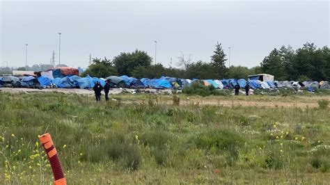 Calais un campement de 350 migrants évacué la préfecture dément la