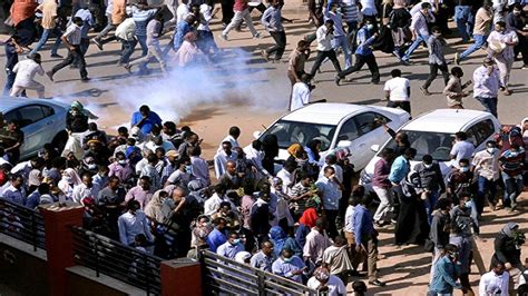 الشرطة السودانية تفرق بالقوة تظاهرة نحو القصر الرئاسي وسط العاصمة