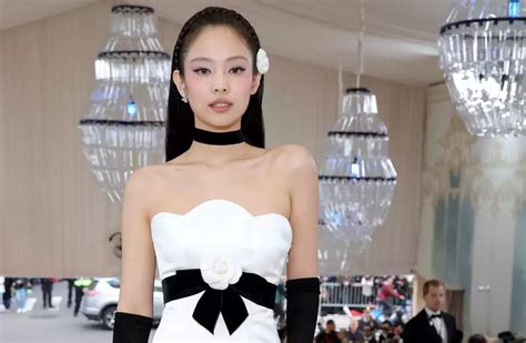 Jennie des Blackpink fait ses débuts au Met Gala en robe Chanel vintage